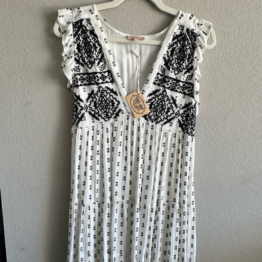 Chic Black and White Dress - Picture 2 of 4